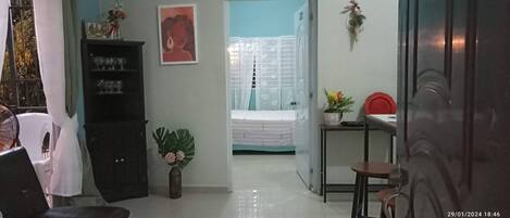 1 slaapkamer, een strijkplank/strijkijzer, wifi, beddengoed