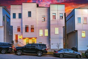 Exterior - ROOFTOP HOT TUB- FIRE PIT- MASSIVE CITY VIEWS (Nashville)