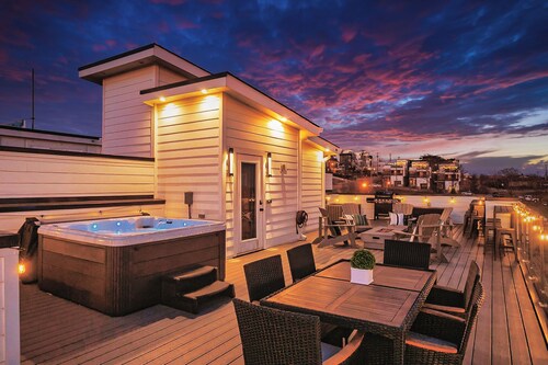 ROOFTOP HOT TUB- FIRE PIT- MASSIVE CITY VIEWS