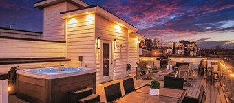 ROOFTOP HOT TUB- FIRE PIT- MASSIVE CITY VIEWS