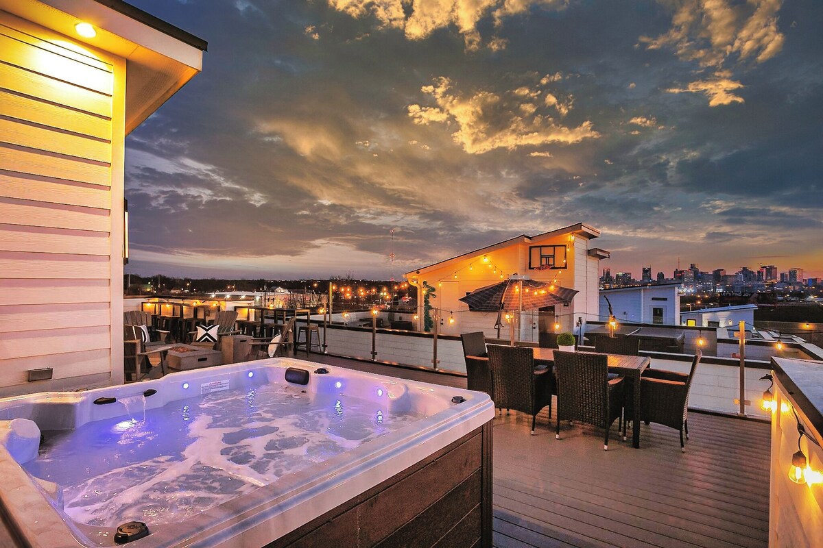 ROOFTOP HOT TUB- FIRE PIT- MASSIVE CITY VIEWS