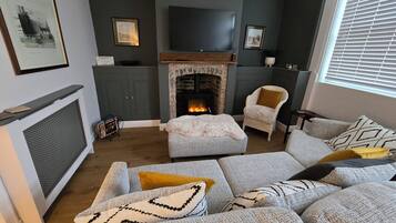 Smart TV, fireplace