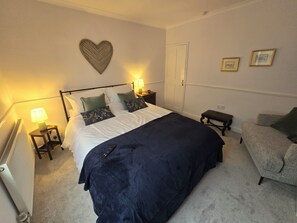 2 bedrooms, in-room safe, desk, iron/ironing board - Free Parking, Outside Decking, fibre WiFi - Flanders Cottage

 (Beverley)