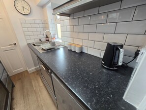 Fridge, microwave, oven, stovetop - Free Parking, Outside Decking, fibre WiFi - Flanders Cottage

 (Beverley)
