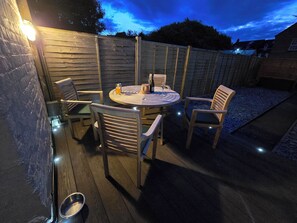 Outdoor dining - Free Parking, Outside Decking, fibre WiFi - Flanders Cottage

 (Beverley)