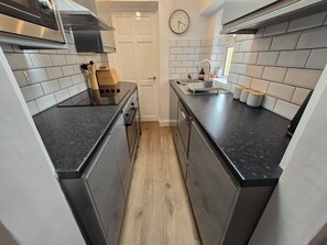 冷蔵庫、電子レンジ、オーブン、コンロ