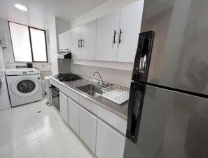 Refrigerador, microondas, horno y parrilla de estufa 