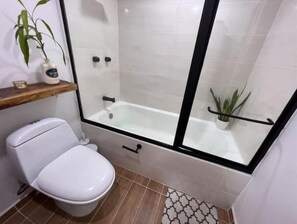 Secador de pelo, toallas, jabón, shampoo