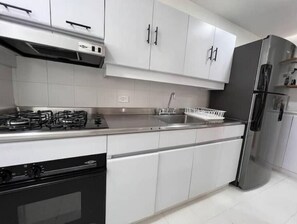 Refrigerador, microondas, horno y parrilla de estufa 