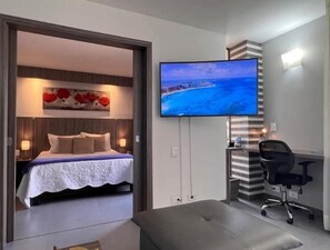 1 Schlafzimmer, Zimmersafe, Schreibtisch, Bügeleisen/Bügelbrett