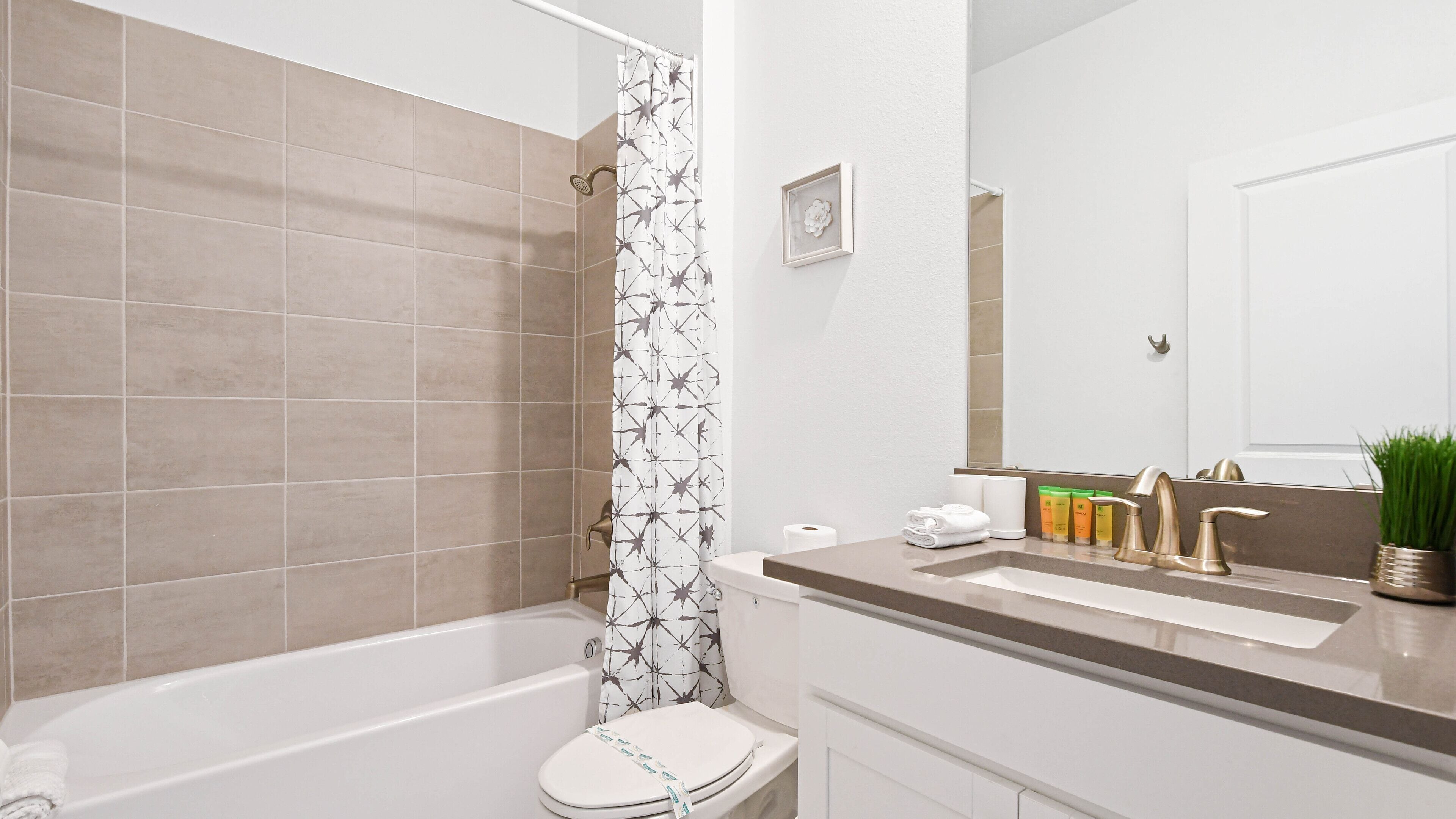 Une salle de bain avec une baignoire, des toilettes et un lavabo.