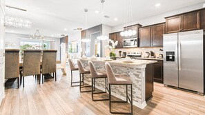 Private kitchen - Luxury Stay: Pool, Game Room, Theater Near Disney (Davenport)