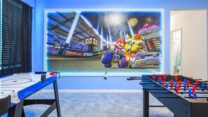 Hus - flere senge - adgang til pool - udsigt til pool (266MB BV) | Spillelokale