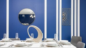 Hus - flere senge - adgang til pool - udsigt til pool (266MB BV) | Spiseområde