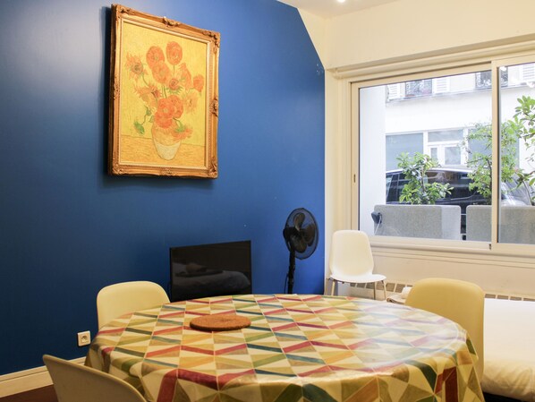 Dining - Colored Appt To Beaugrenelle (Paris)