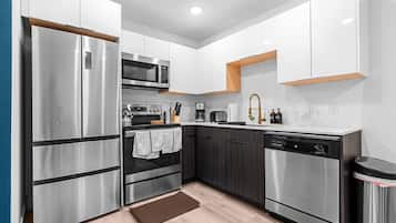 Køleskab, mikrobølgeovn, ovn, kogeplade