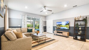 Casa, varias camas, acceso a la alberca, vista a la alberca (7271OL Solterra) | Área de sala de estar