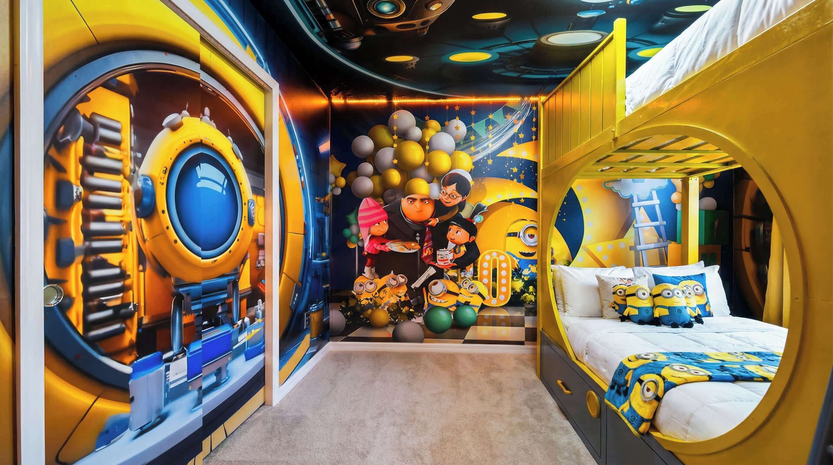 Una habitación con temática de personajes Minion, que incluye una cama con ropa de cama de Minion y decoración en las paredes.