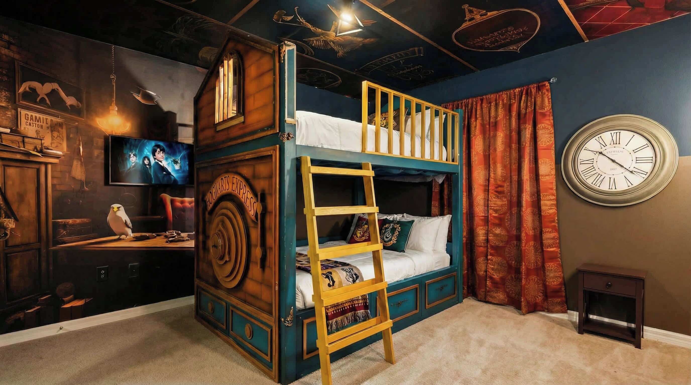 Ein Zimmer mit einem Etagenbett, einer Holzleiter, einer Wanduhr und einem Fernseher, der eine Filmszene zeigt.