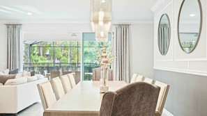 Hus - flere senge - adgang til pool - udsigt til pool (1967SD WIR) | Spiseområde