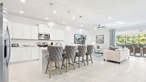 Hus - flere senge - adgang til pool - udsigt til pool (1967SD WIR) | Privat køkken