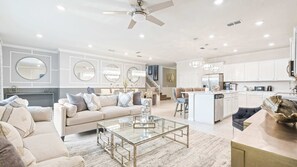 Living area - Next to Clubhouse NEW Model Home Pool/spa/game/bbq (Davenport)