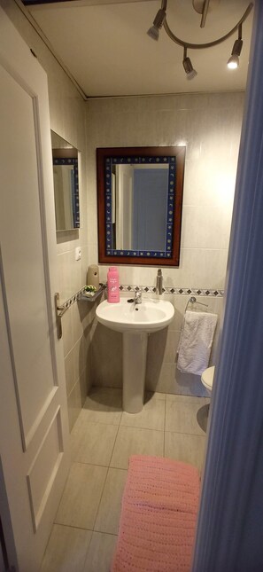 Deluxe Triple Room | Bathroom | Shower, hair dryer, towels, soap