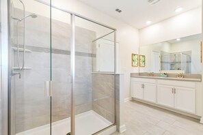 Ferienhaus, Mehrere Betten, Poolzugang, Poolblick (2874SC SL) | Badezimmer | Designer-Toilettenartikel, Handtücher, Toilettenpapier