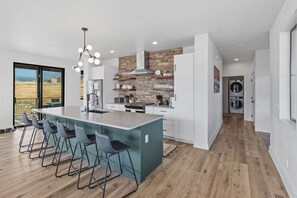 Køleskab, mikrobølgeovn, ovn, kogeplade