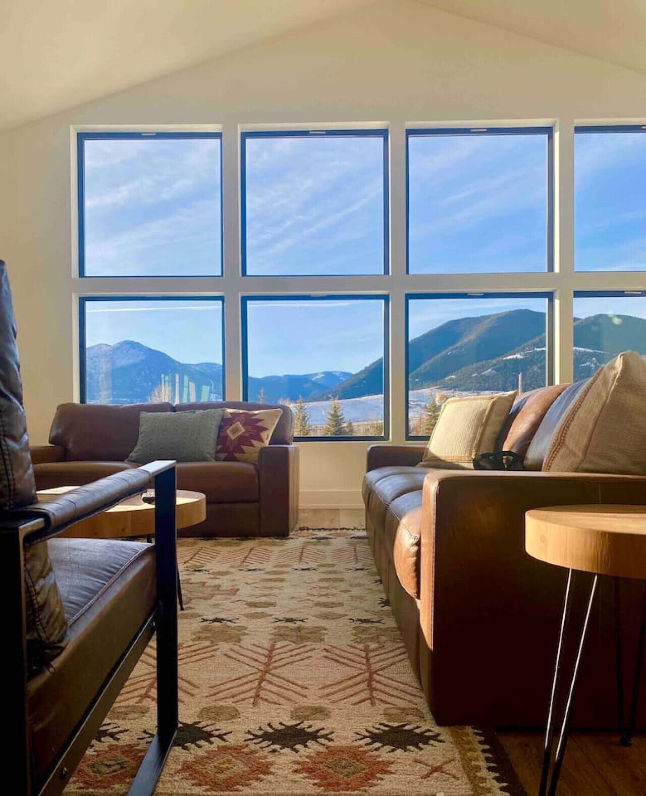 Smart TV, fireplace, ping pong