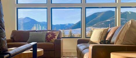 Smart-tv, pejs, bordtennisbord