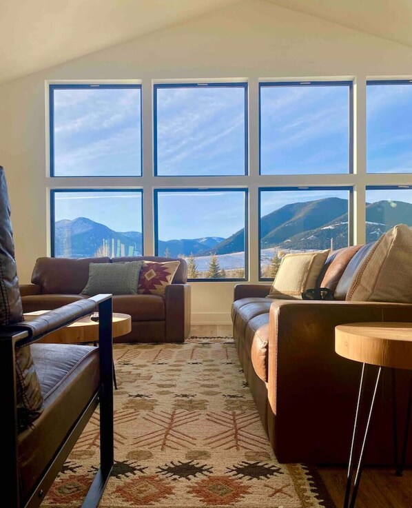 Smart TV, fireplace, table tennis