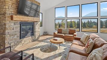 Smart-tv, eldstad och ett bordtennisbord