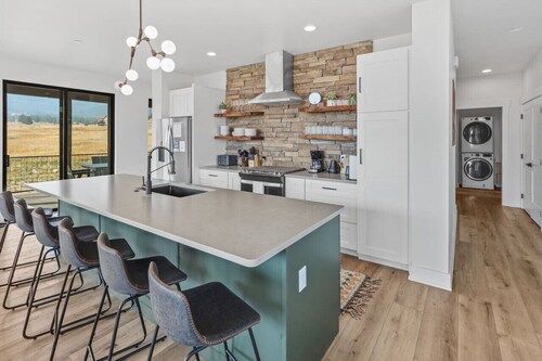 5BR (4 King En-Suites) w/ Sauna, Game Room, Mountain Views