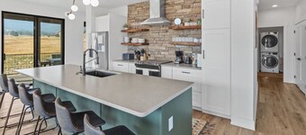 5BR (4 King En-Suites) w/ Sauna, Game Room, Mountain Views