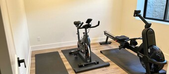 5BR (4 King En-Suites) w/ Sauna, Game Room, Mountain Views