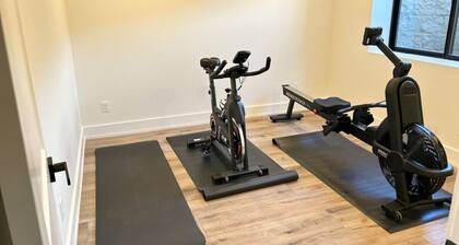 5BR (4 King En-Suites) w/ Sauna, Game Room, Mountain Views