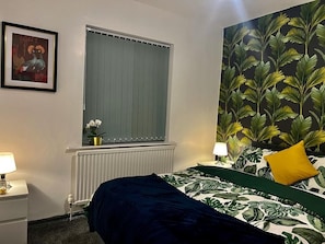 House | 2 bedrooms, bed sheets - Charming 2-bedroom Home With Modern Amenities (Oldham)