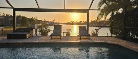 حمّام سباحة مُدفَّأ