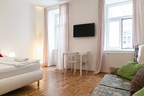 Free WiFi - Central 3BR shared Apt. Near Rennweg  (Vienna)