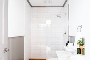 Séchoir à cheveux, peignoirs, serviettes fournies