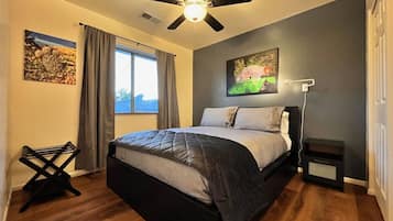 2 slaapkamers, een bureau, een strijkplank/strijkijzer, wifi