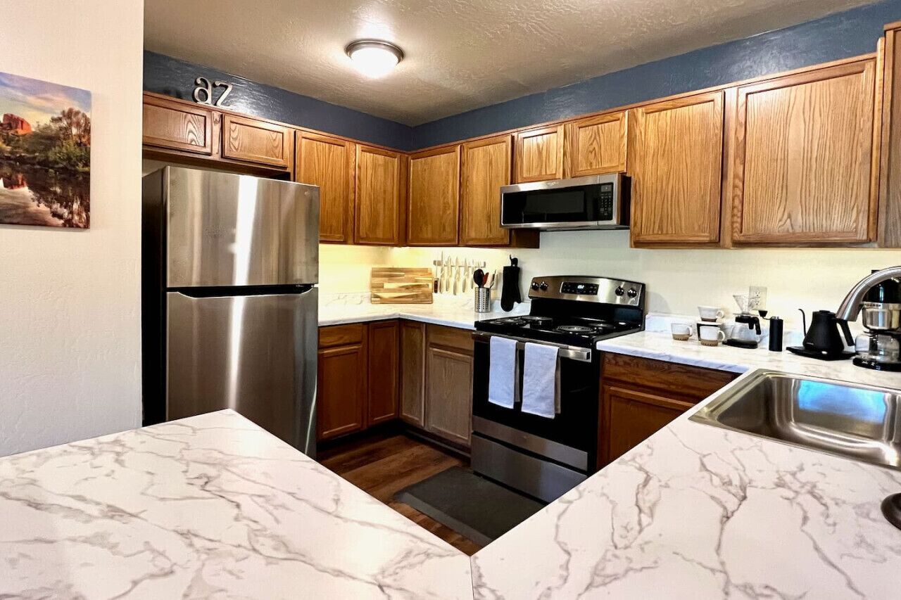 Een koelkast, een microgolfoven, een oven, een kookplaat