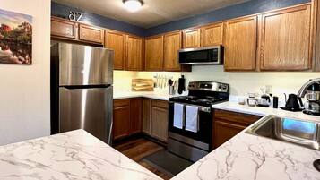 Een koelkast, een microgolfoven, een oven, een kookplaat