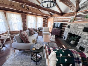 TV - Cozy Cottage in the Berkshires on 1.6 Acres (Williamstown)