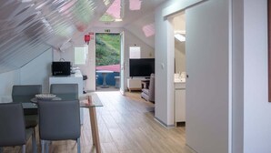 Ein modernes Interieur mit Essbereich, Küche und Wohnbereich.