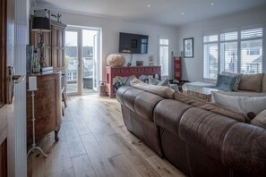 32-inch TV with cable channels - Town Heights - 3 Bedroom Holiday Home - Tenby (Tenby)