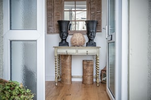 32-inch TV with cable channels - Town Heights - 3 Bedroom Holiday Home - Tenby (Tenby)