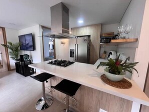 Kjøleskap, mikrobølgeovn, ovn og kokeplater