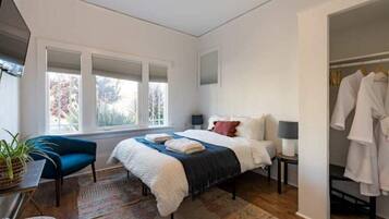 3 bedrooms, desk, free WiFi, bed sheets